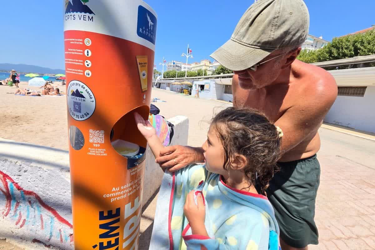 80 % des mélanomes sont liés à des expositions excessives au soleil pendant l’enfance et l’adolescence : 5 bornes de crème solaire gratuite installées sur les plages de Fréjus et Saint-Raphaël