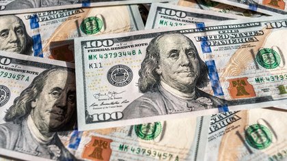 Dólar oscila e Bolsa vira para queda firme com exterior negativo