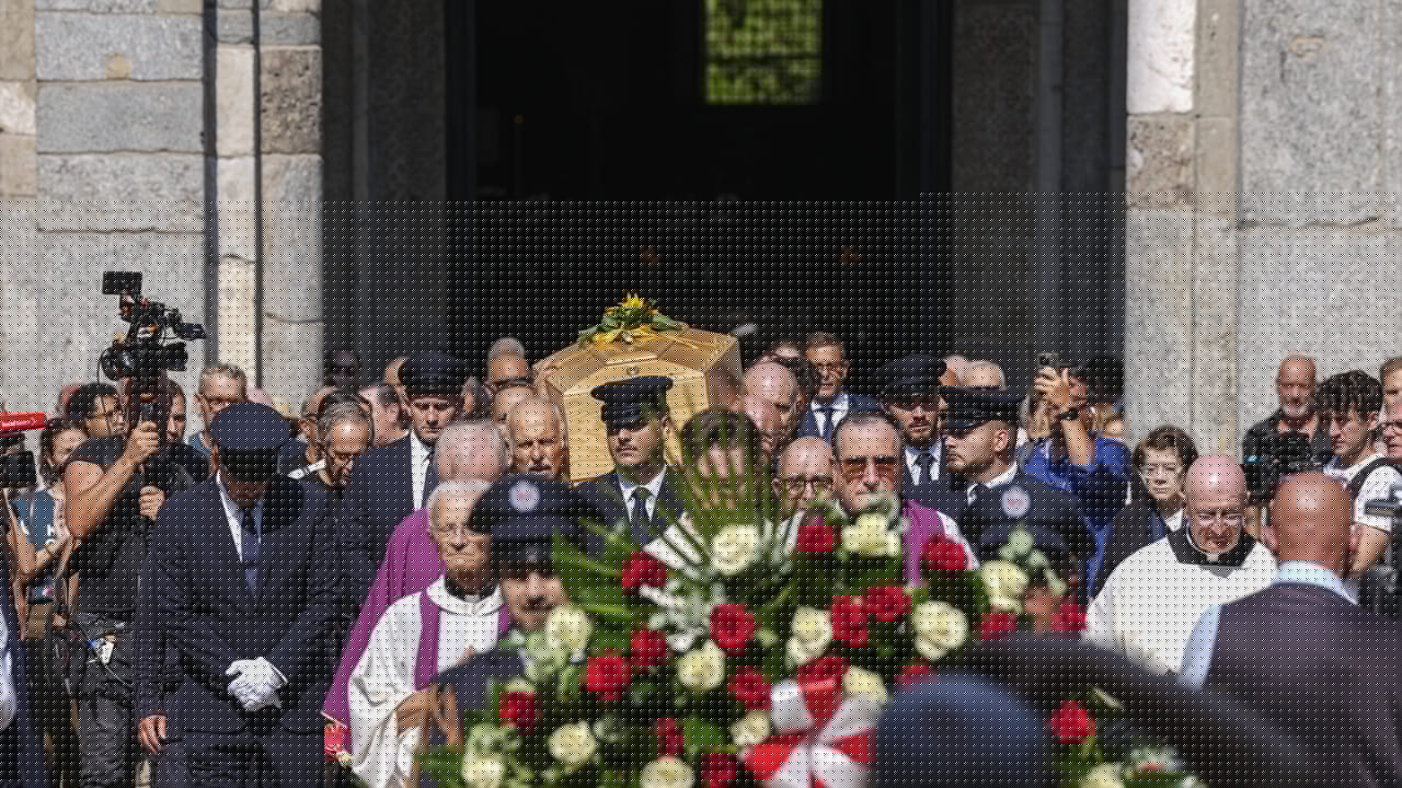 Funerali don Mazzi: il feretro accolto dagli applausi, centinaia di persone in chiesa e fuori il coro con 'Io vagabondo' dei Nomadi