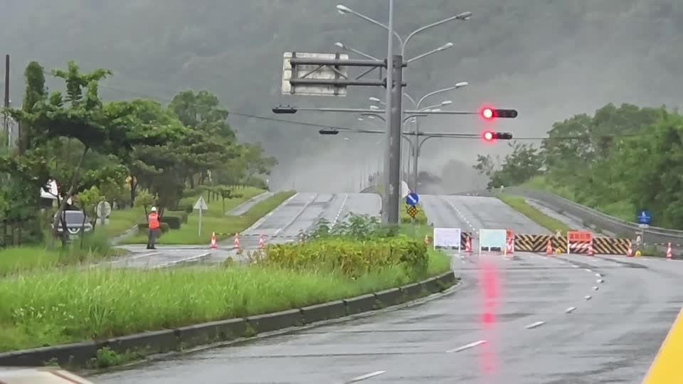 Typhoon Ragasa downpours cause lake barrier to burst in Taiwan