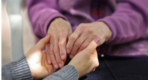 Lavoro, Inapp: "Donne caregiver 10% in più degli uomini".