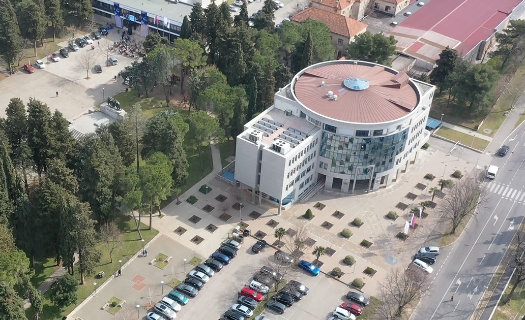 Komentari na ERS krpi rupe u poslovanju novim milionskim zaduženjem od Vinicijus