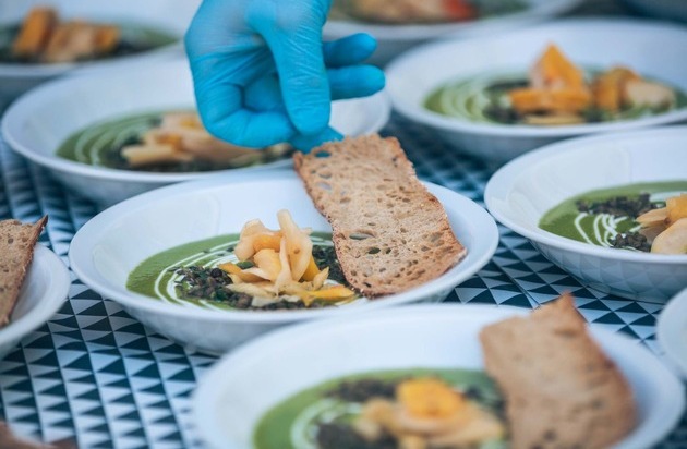 22 Orte feiern Festessen aus geretteten Lebensmitteln