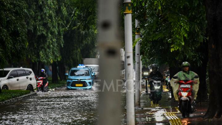 Floods Still Inundate 17 Neighborhood Units and Roads in Jakarta