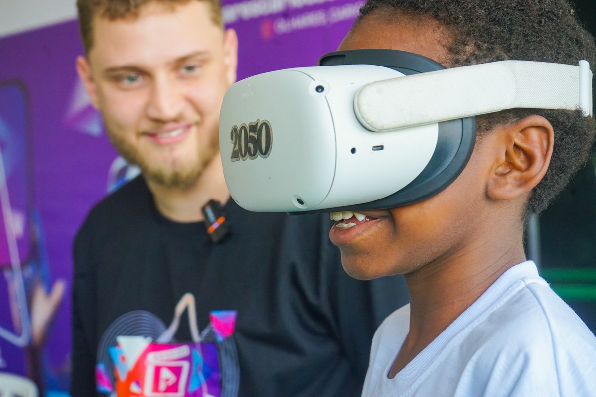 Óculos de realidade virtual, games e IA: a revolução tecnológica que chegou a comunidades da Zona Norte