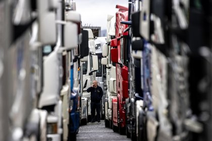 Carriers block borders for the fourth day: Demand solution to the EU stay rule