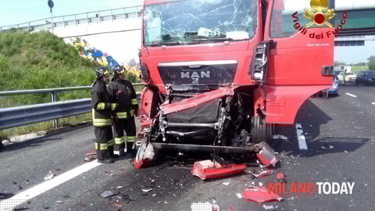Camionista colpito da un malore: si accascia sul volante mentre guida in autostrada