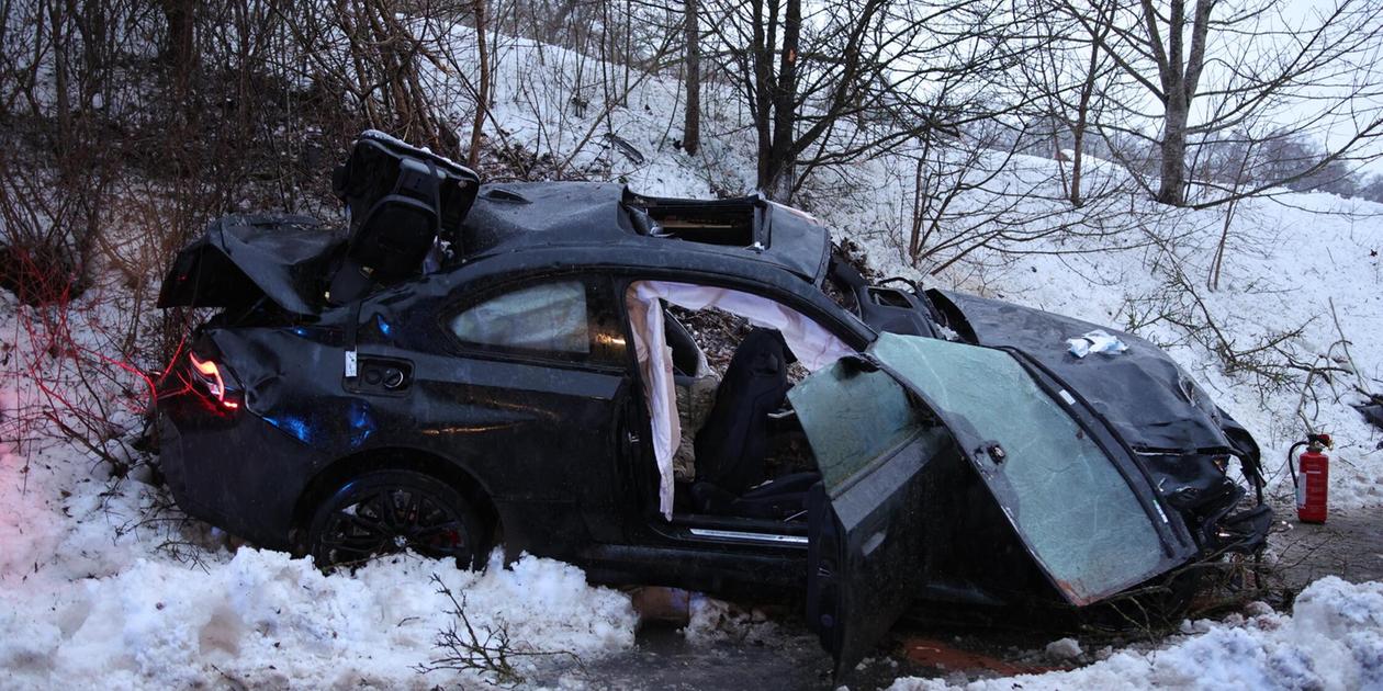 „Spektakulärer Unfall“ auf Brücke: BMW wird über Straße geschleudert - Fahrer schwer verletzt