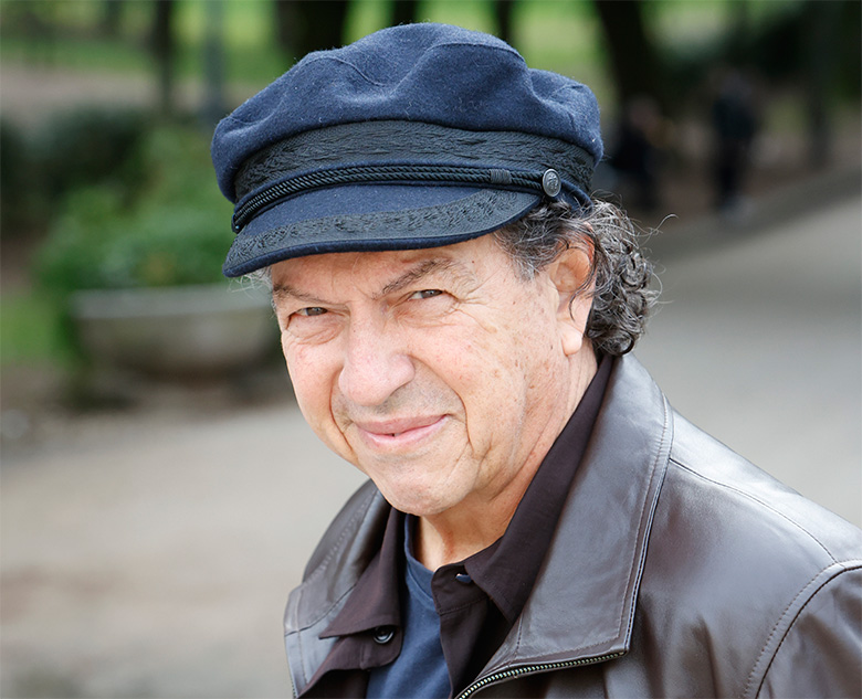 «Il cuore non si arrende»: la speranza e l’ironia di Mimmo Cavallo nel nuovo singolo “A las çinco de la tarde”