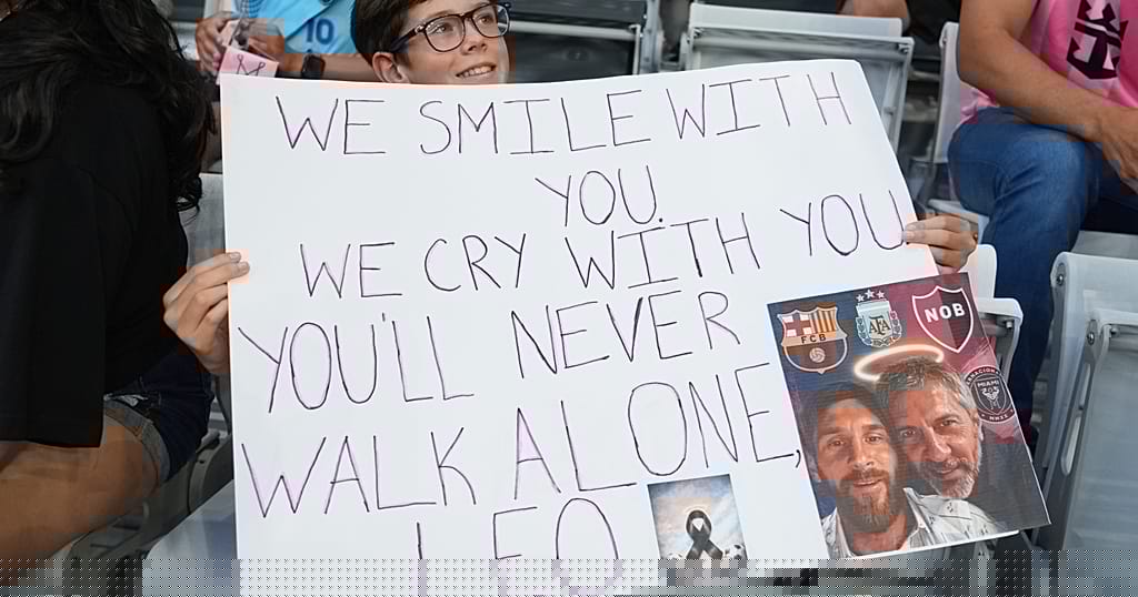 Lionel Messi bids farewell to his father in Rosario