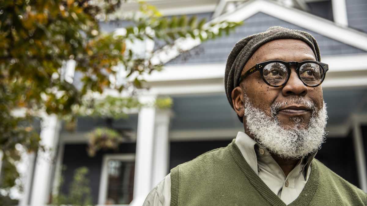 My daughter befriended a grumpy old man — Then I froze at a photo he had