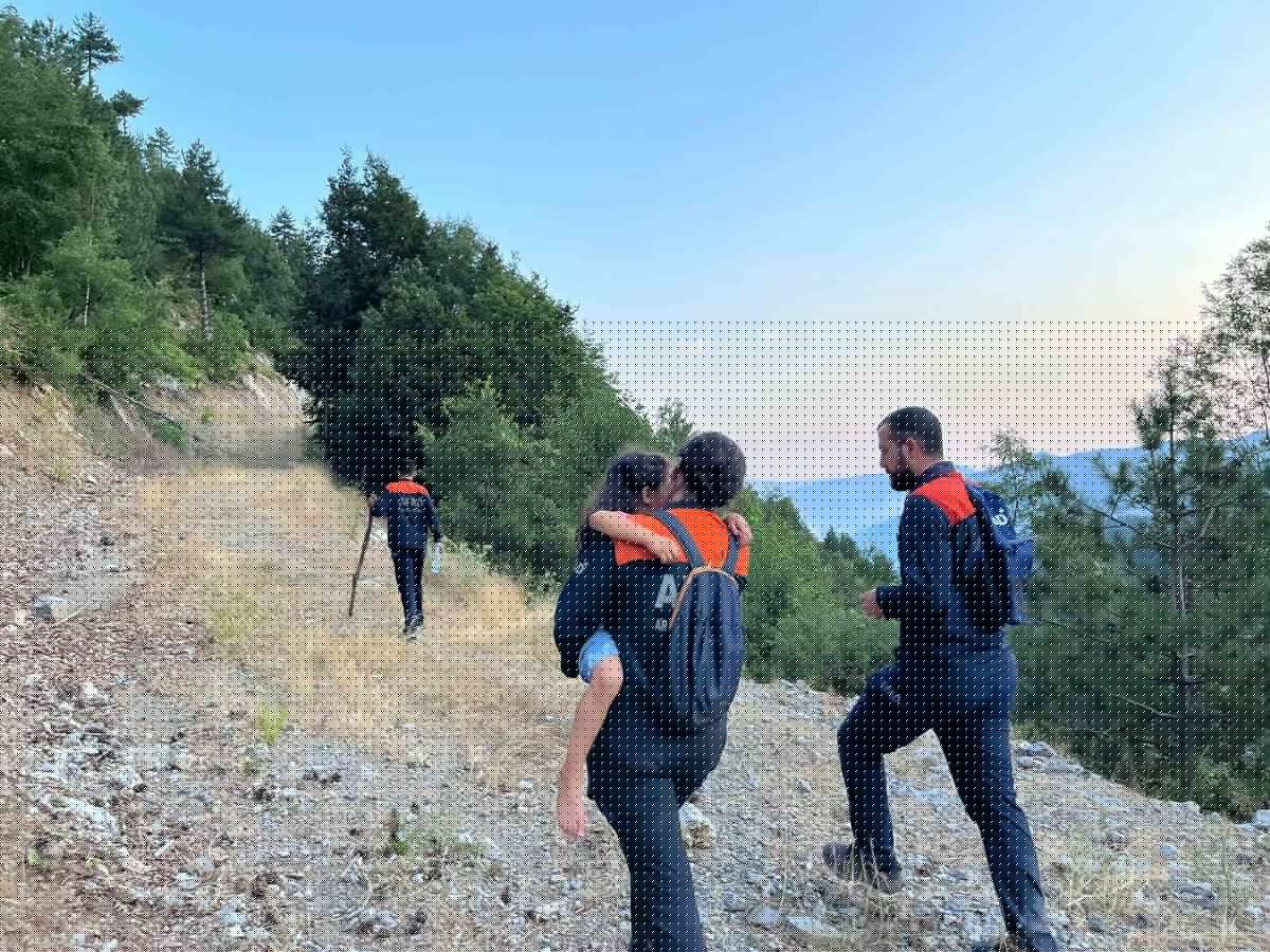 Kahramanmaraş'ta Baba ve Kızı Yoldan Çıkan Araçtan Kurtarıldı