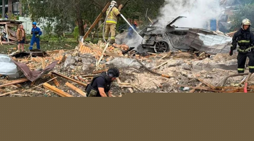 Rusia godet ekspozitën e dronëve pranë Kievit, të paktën 15 të vrarë; Zelensky paralajmëron sulme të reja