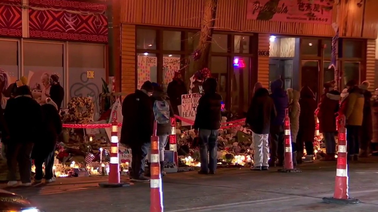 Nurses hold candlelight vigil for Alex Pretti