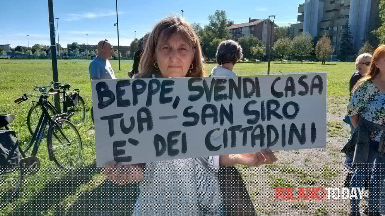 Protesta per salvare lo stadio San Siro a Milano, i manifestanti: "Beppe Sala, svendi casa tua"
