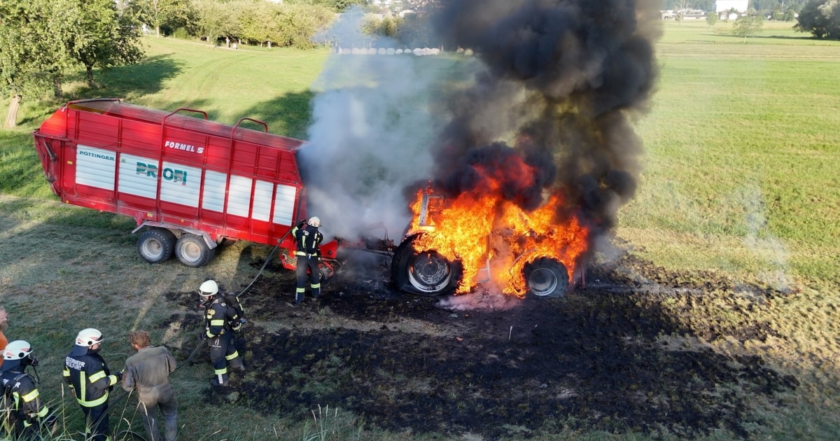 Einsatz in Wolfurt - Traktor während der Fahrt in Flammen aufgegangen