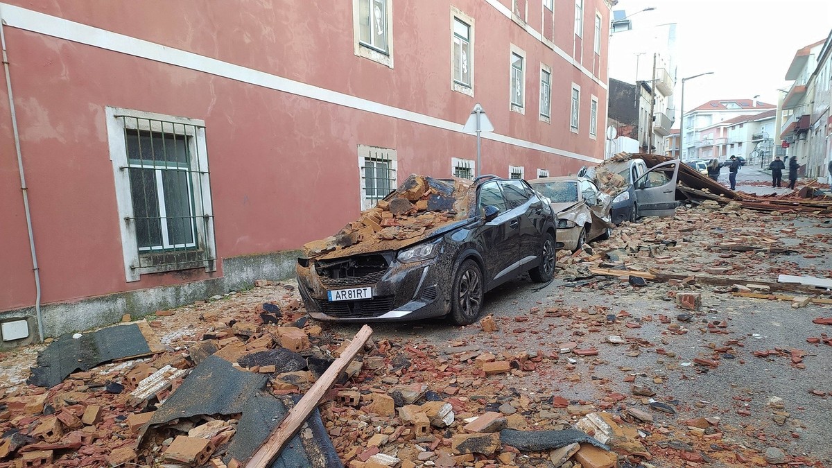 (Video) Razorna Oluja nosi sve pred sobom, ima mrtvih! Apokaliptične scene nakon nevremena u Evropi: Milion korisnika bez struje, škole zatvorene, saobraćaj obustavljen