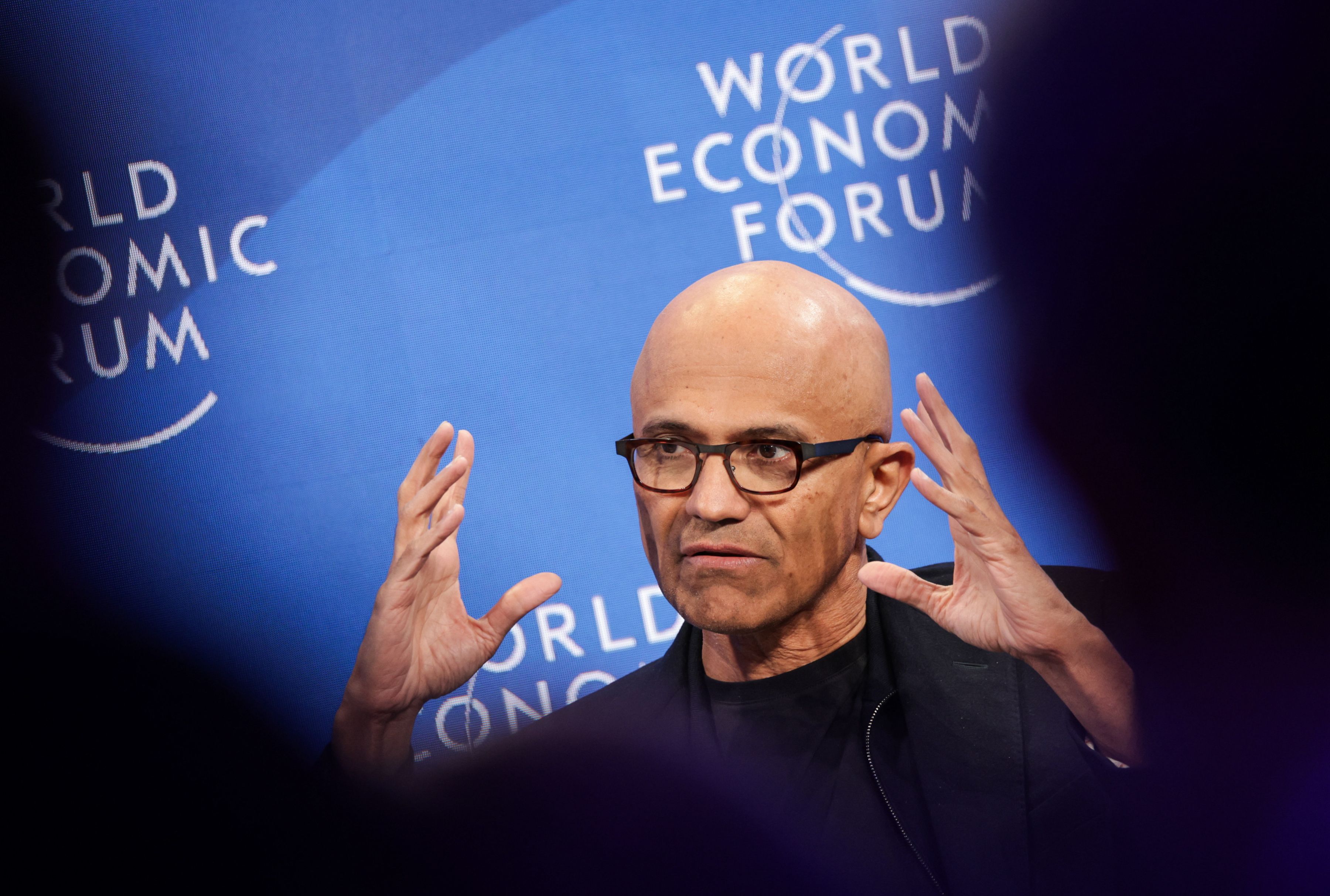 Nadella apasă acceleraţia pe AI, dar Wall Street calcă frâna: Microsoft raportează venituri de peste 81 miliarde dolari, însă investiţiile masive în centre de date prăbuşesc acţiunile cu 5% după raportare
