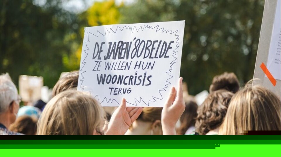 Wie controleert het politieteam dat demonstranten volgt?
