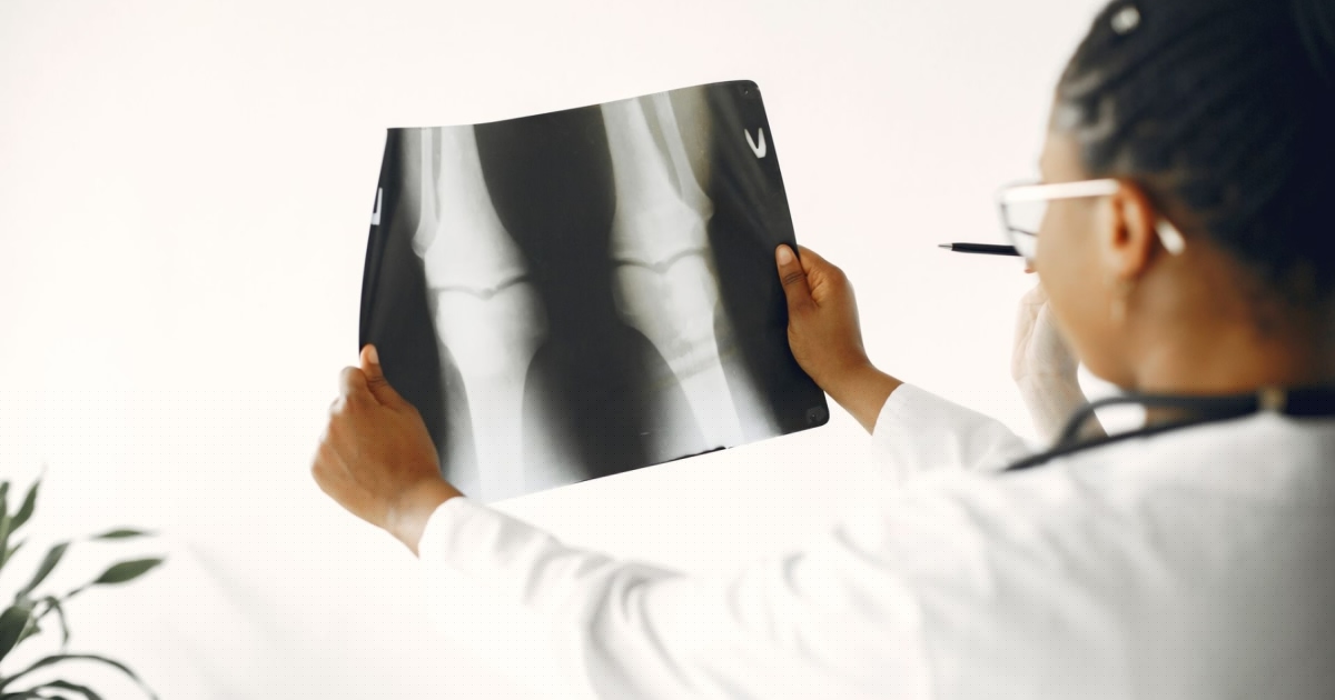 It mimics a surgeon’s movements into highly precise micro-movements.