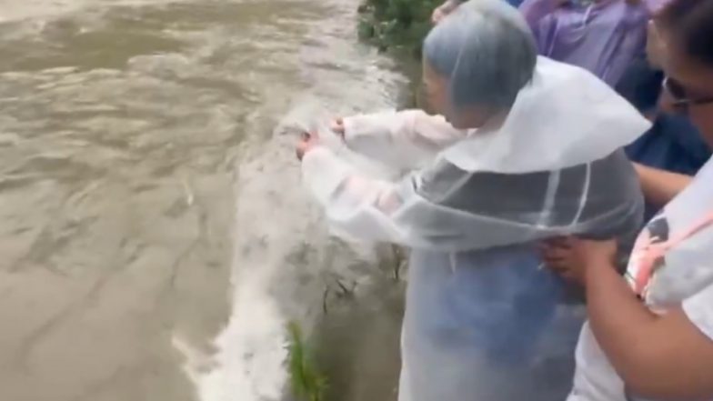 Bageshwar: Japanese Woman Miyako Immerses Husband Robert’s Ashes in Saryu River To Fulfil His Final Wish (Video)