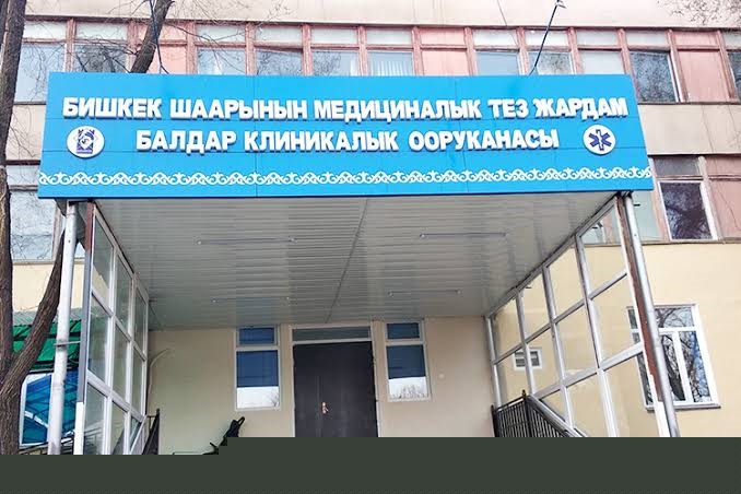 В&nbsp;реанимации без сознания&nbsp;&mdash; в&nbsp;торговом центре Бишкека ребенок упал с&nbsp;высоты
