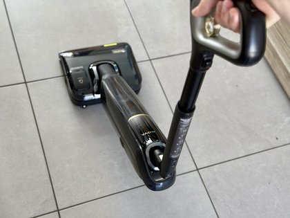 Test Mova M50 Ultra : j'ai testé le premier aspirateur laveur avec manche pliable et mon dos me remercie