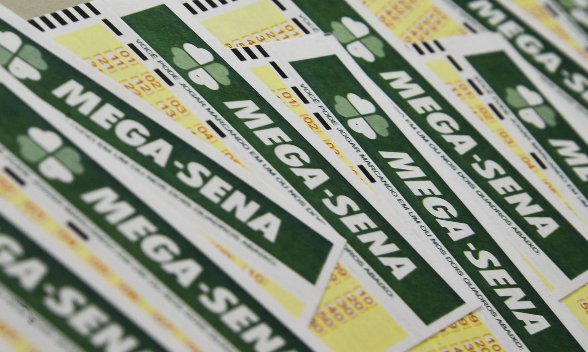 Mega-Sena pode pagar R$ 102 milhões no sorteio desta quinta-feira
