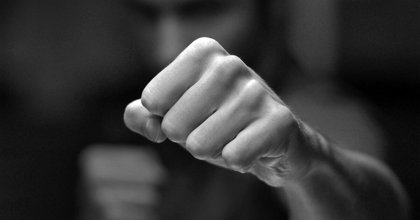 Un mineur reçoit un violent coup de poing au chapiteau de Tourpes : l’auteur du coup affirme devant le tribunal qu’il était “déboussolé”