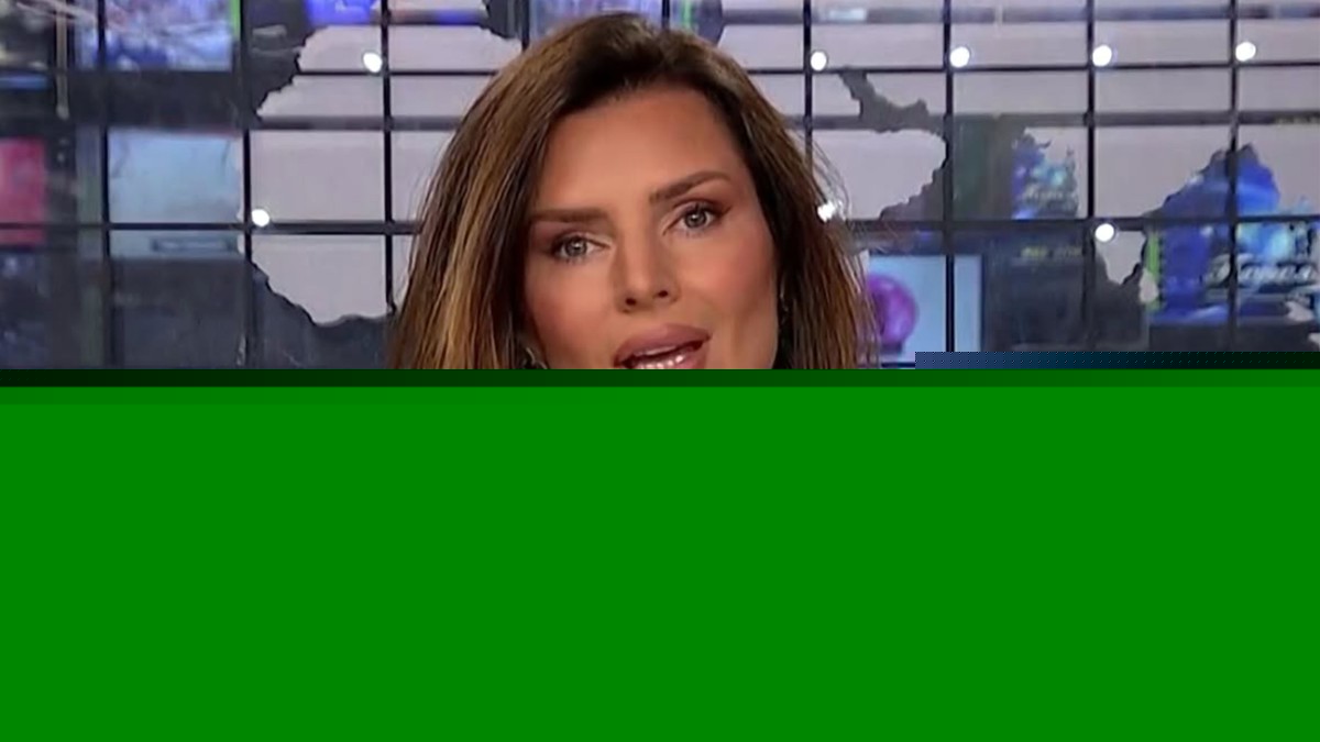 "NISAM DOŠLA DA BUDEM VIĐENA, VEĆ DA UŽIVAM" Poznata voditeljka pokazala telo boginje u ferari crvenom bikiniju: Slikama sa bazena izazvala kataklizmu na internetu