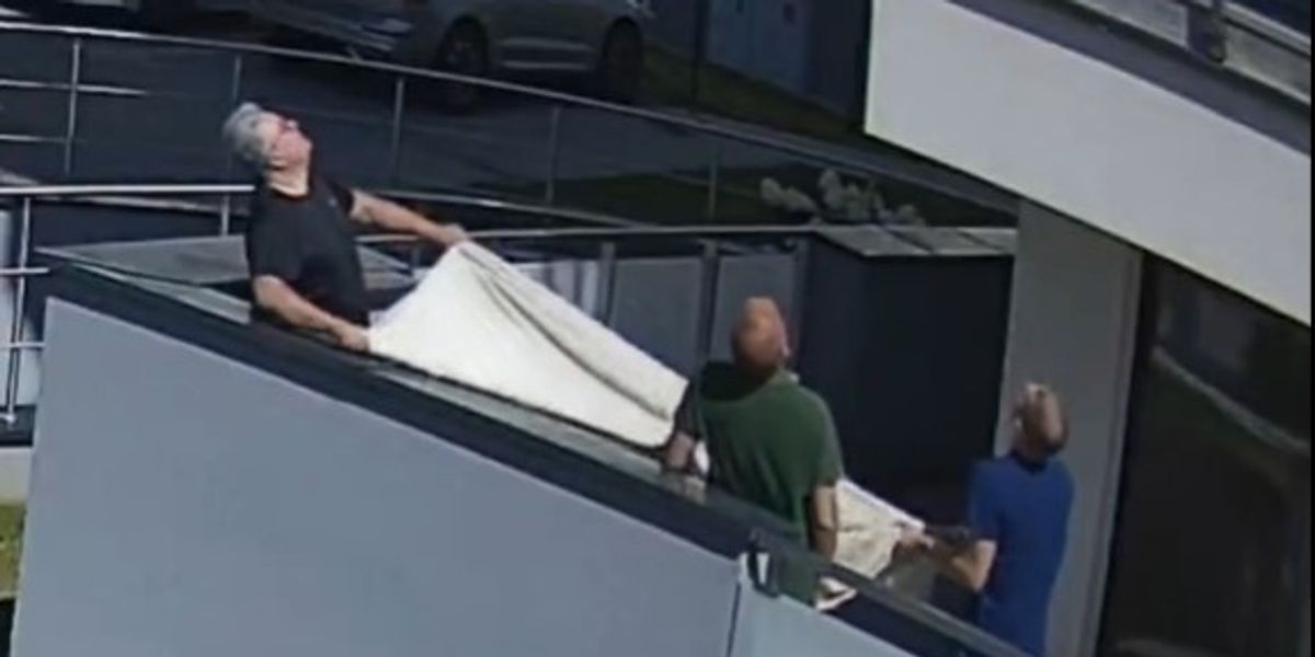 Tre burra në Poloni kapin me batanije vajzën që ra nga kati i pestë