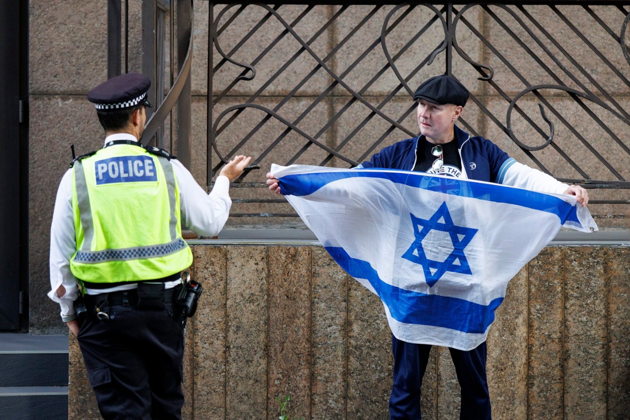 Newsdeck: Police say four injured, man shot by officers in incident near UK synagogue