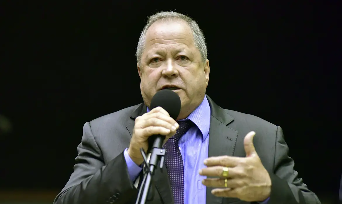 PGR se manifesta contra mandato online de deputado que está preso