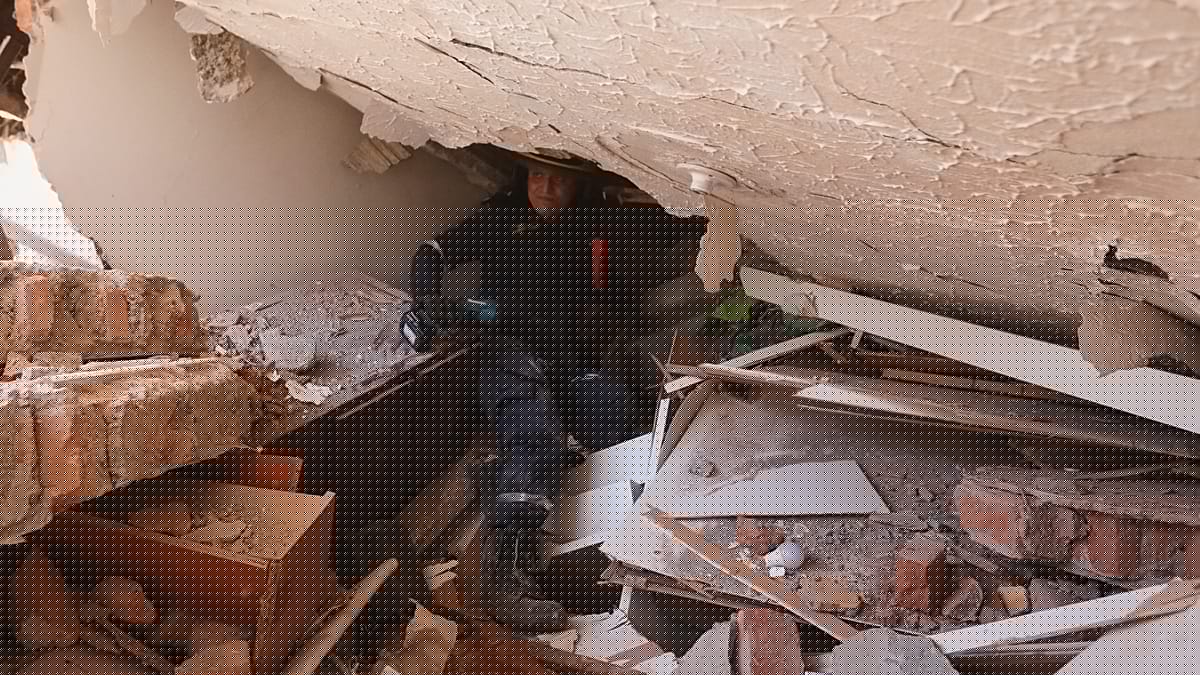 Rescatistas buscan entre los escombros en Cali tras el peor sismo en décadas en Colombia