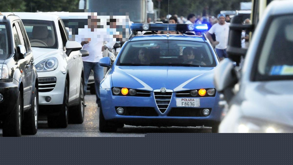 Portano via un neonato alla madre e scappano. Coppia bloccata in autostrada