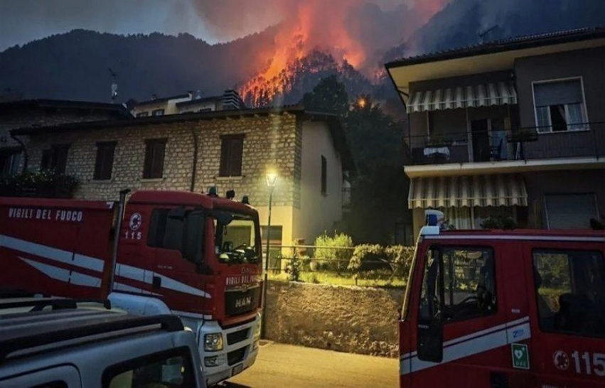 Mbi 200 të evakuuar nga zjarri masiv pranë liqenit Garda