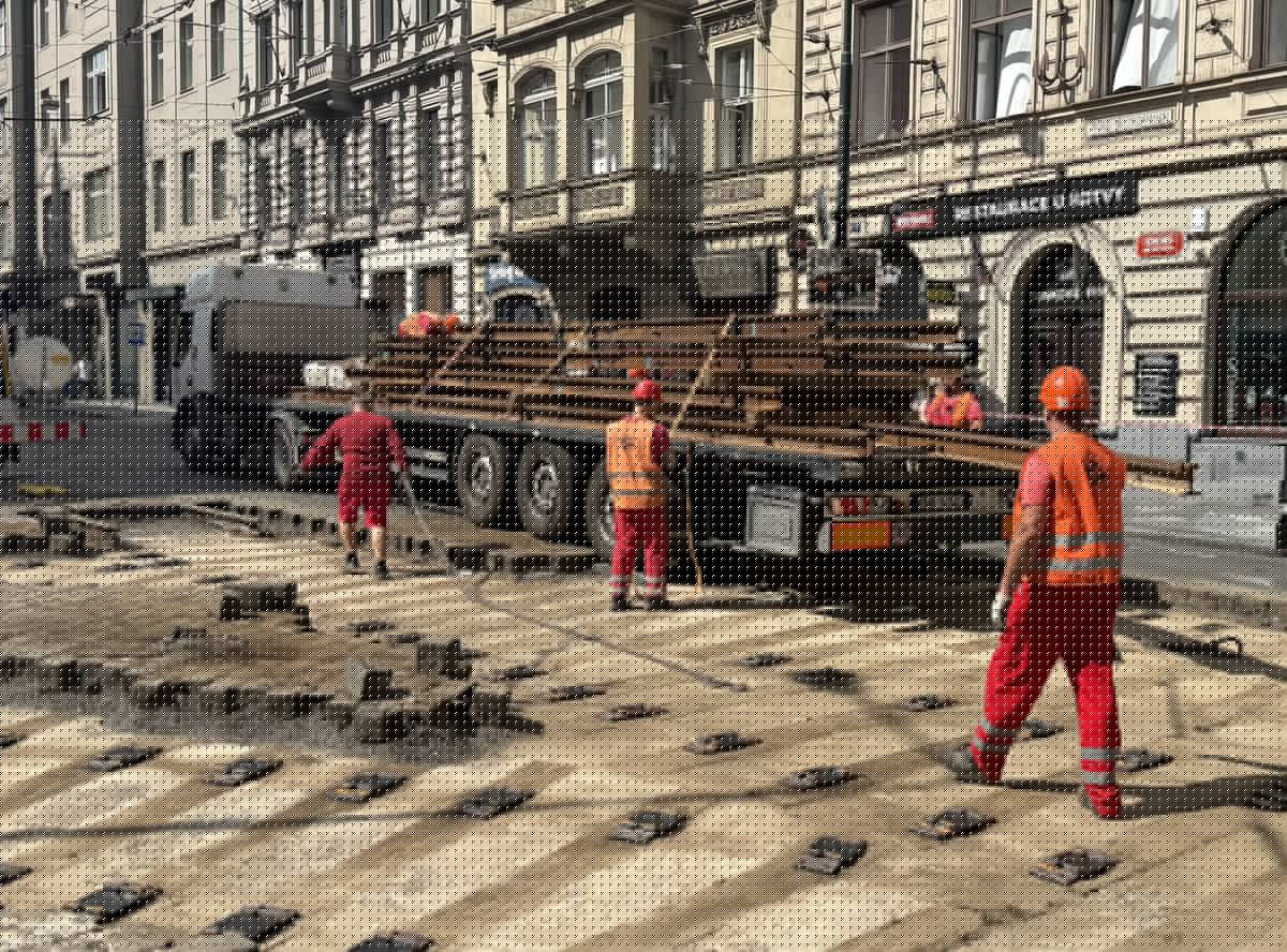 ÚJEZD – LAZARSKÁ | Od soboty 18. července opravujeme trať na Národní a ve Spálené ulici. Práce zde potrvají do pondělí 10. srpna 2026