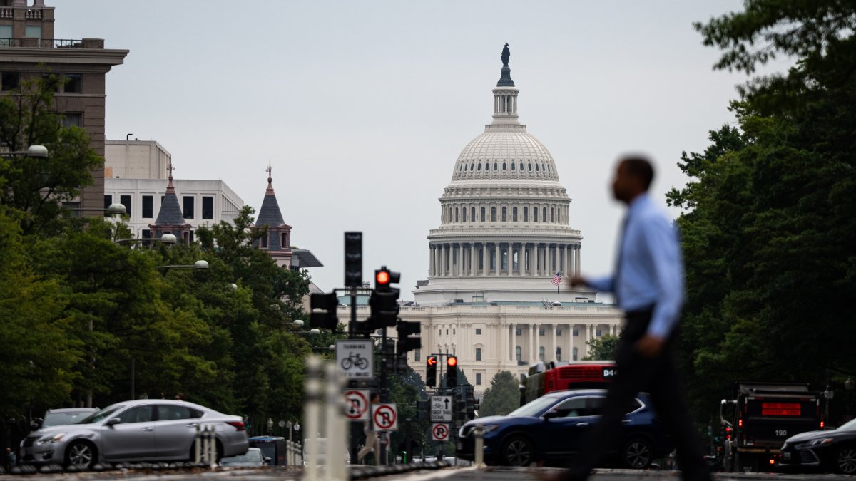 Live updates: Government shuts down with thousands of DC-area workers affected