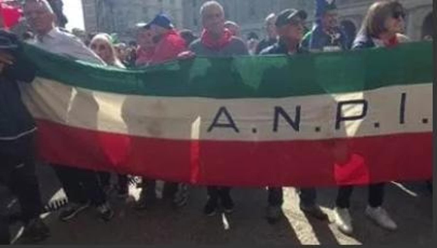 Lo striscione di Pertini torna in piazza con l’Anpi: “Perché sulla Flottiglia ci sono i partigiani”