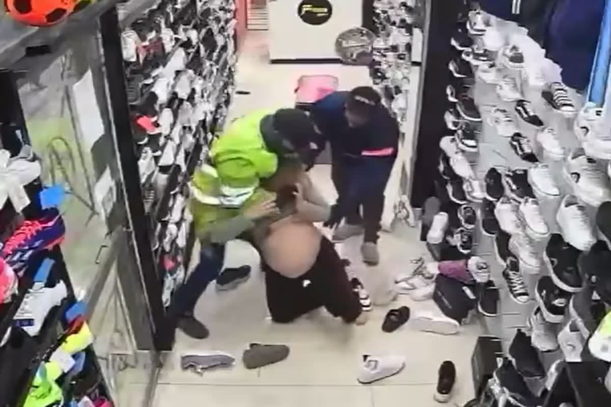 Vídeo mostra momento em que grávida é espancada durante assalto a loja na Argentina
