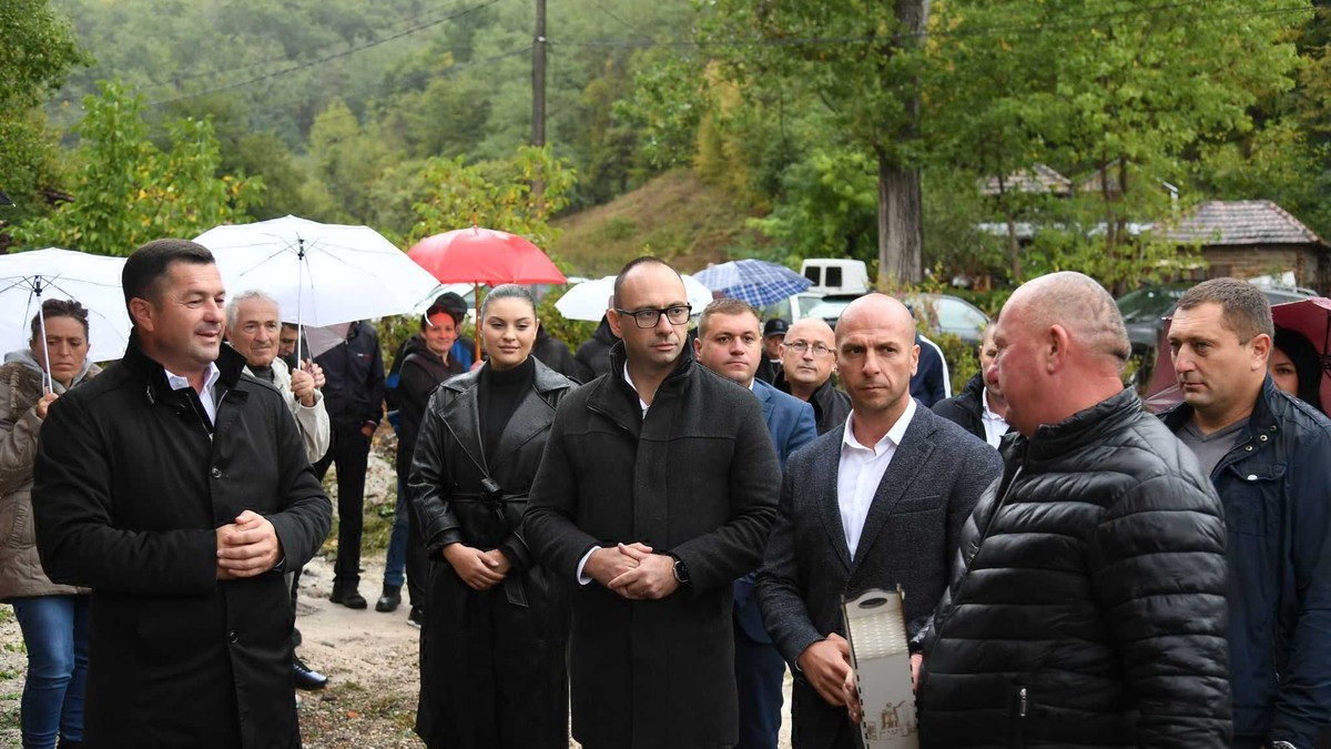 NOVI DOM I NOVA BUDUĆNOST Predstavnici Srpske liste posetili dve porodice u Lešku: Jednoj od njih uručili ključeve nove kuće