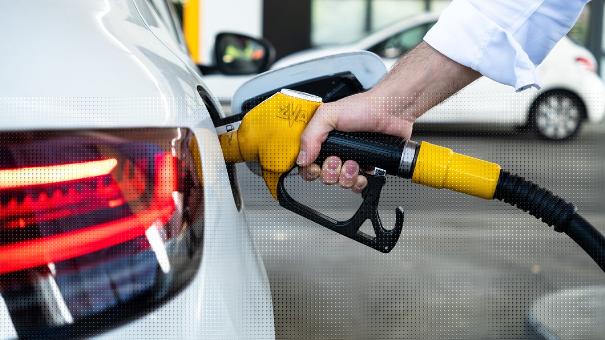 ENTRETIEN. Prix des carburants : "Ils vont rester très élevés..." Combien allez-vous payer à la pompe durant ce week-end du grand chassé-croisé de l'été ?