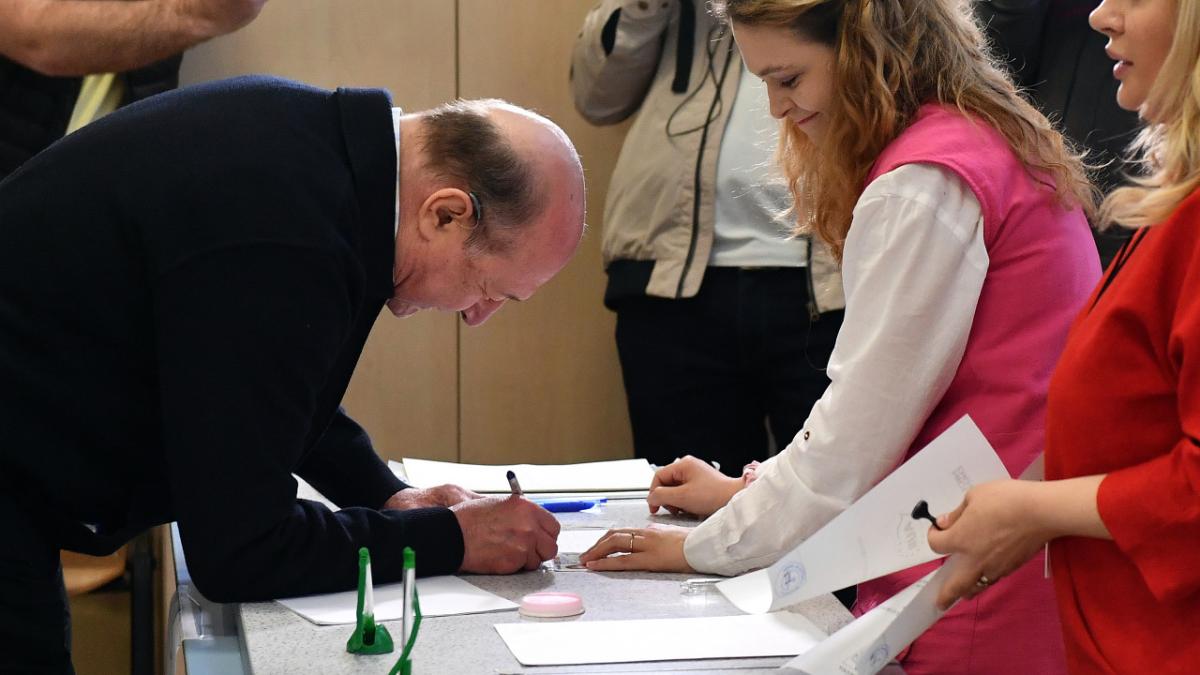 Traian Băsescu, primul care a anulat alegerile. Criza a început în 2004