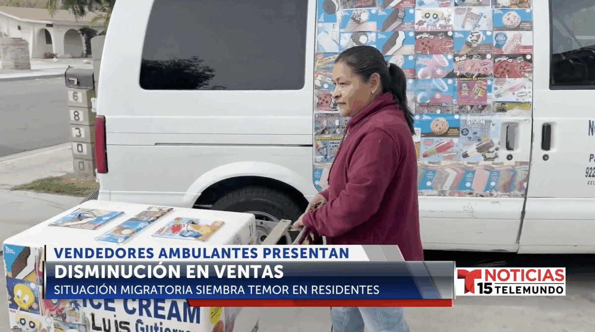 Comerciante ambulante lucha por mantener su negocio, las redadas migratorias han provocado una baja en sus ventas