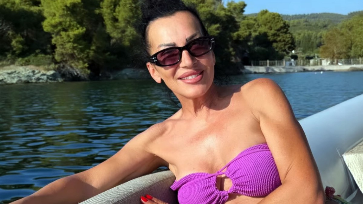 SKINULA SE NAŠA PEVAČICA (61) Ponosno pozirala u bikiniju, a zbog botoksa joj se lice deformisalo: "Bila sam kao plastična lutka"
