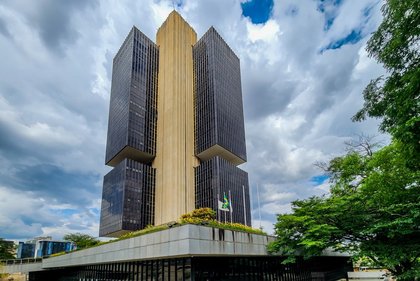BC mantém juros básicos em 15% ao ano e sinaliza corte na Selic em março. Veja reação dos analistas
