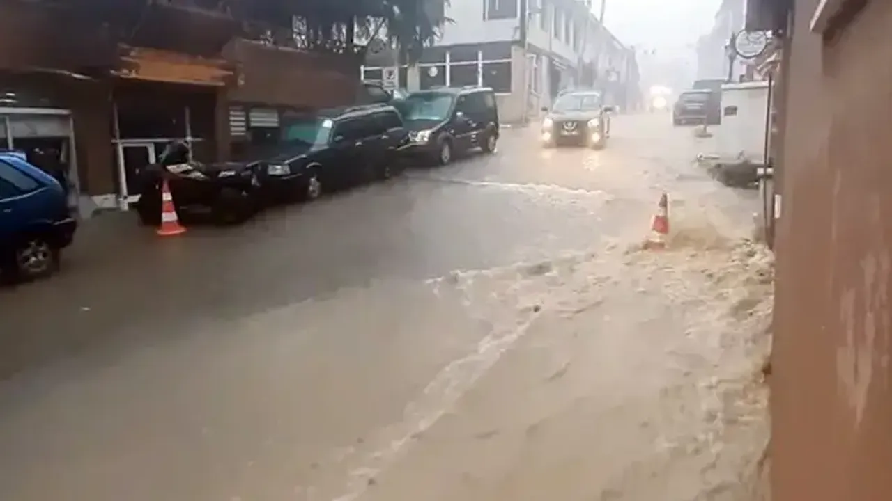 Şavşat’ta Sağanak Yolları Tahrip Etti