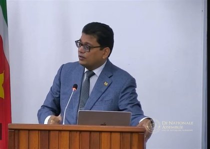 Debat over rechterlijke macht: Gajadien waarschuwt voor ‘constitutionele sprongen in het duister’