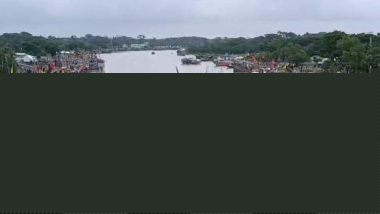 <a href="https://www.thedailystar.net/news/bangladesh/news/power-cuts-leave-200-hilsa-fishing-trawlers-stranded-lack-ice-4245916" hreflang="en">Power cuts leave 200 hilsa-fishing trawlers stranded for lack of ice</a>