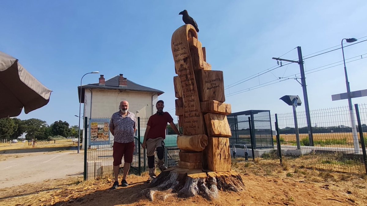 "Les valises, c'est parfois tout ce qui leur restait" : dernier témoin du camp de concentration, un chêne centenaire abattu en Ariège est devenu une sculpture dédiée aux 35 000 internés